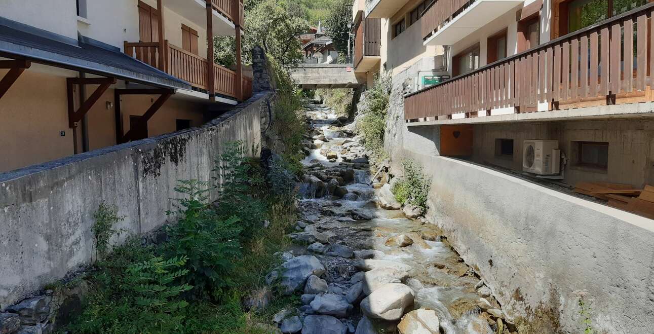 Travaux de restauration du pavage sur le ruisseau du Bonrieu
